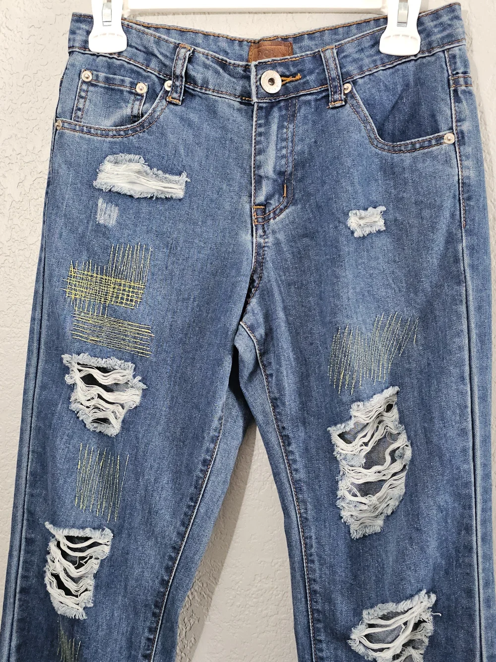 POL Distressed Ankle Jeans With Embroidery Relaxed Fit Womens Small - Picture 2 of 8